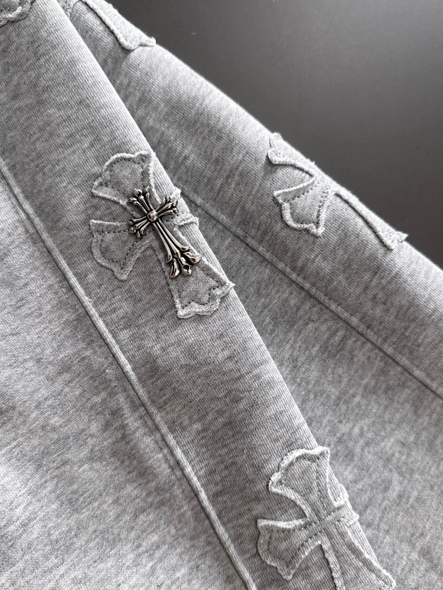 P310 Chrome Hearts* (exclusive quality in the market) hot style 2꯭0꯭2꯭5 new autumn pants ❤ Original ⌚️ high version Chrome Hearts The fabric is made of 380g high-density double-sided Chinese custom fabric. It does not deform or shrink. The three-dimensional drape is amazing. Process introduction: 6 crosses on each side of the side panel. Customized hardware accessories. Color: Gray SIZE: M-XXXL